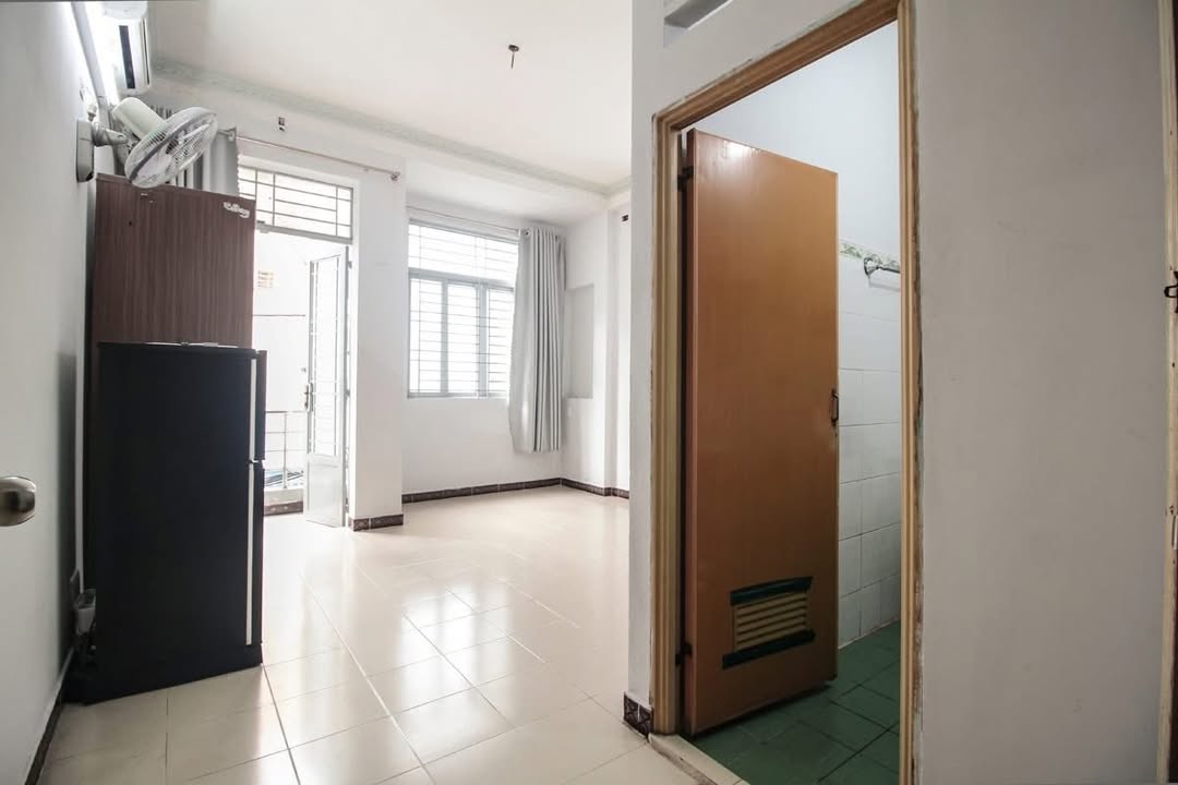 Phòng cho thuê đường Thành Thái, quận 10 - Sáng thoáng, giá chỉ 4.5 triệu!