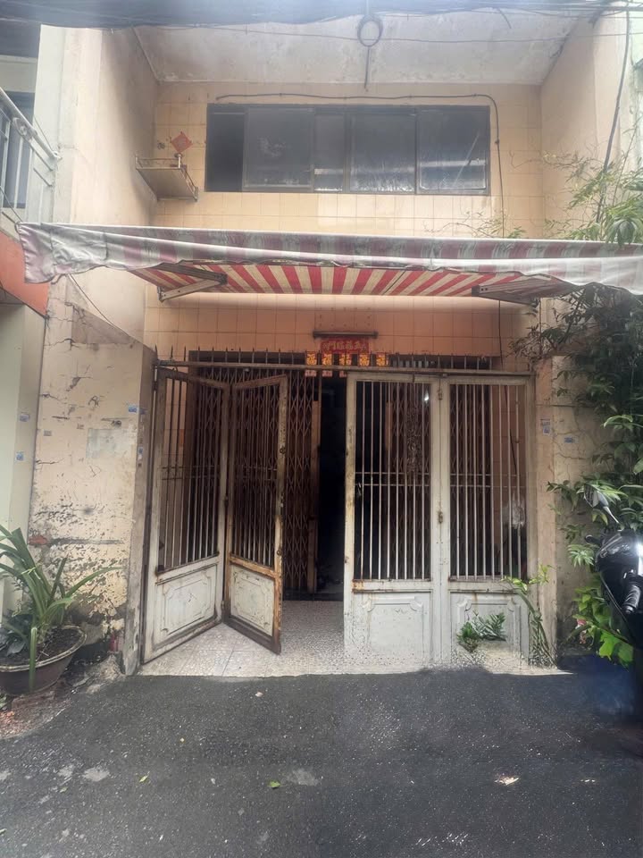 Nhà 2 tầng tại Quận 6 - 43m² giá 5.4 tỷ - Tiện xây mới ngay!