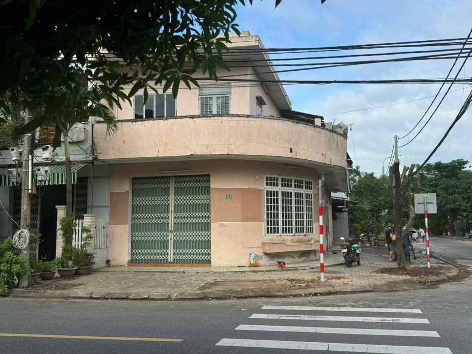 Nhà 2 tầng góc 2 mặt tiền tại Đà Nẵng - 151m² giá 10.5 tỷ - Kinh doanh thuận lợi!