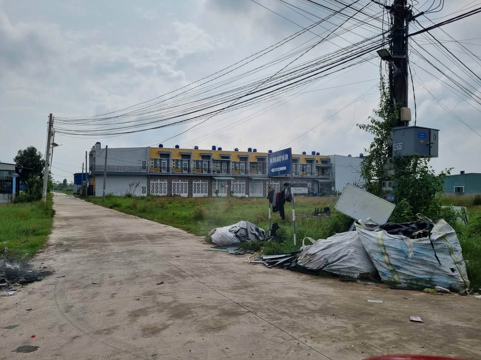 Đất thổ cư 305m² tại Ấp 4, Đức Hoà Đông - Sổ đỏ chính chủ, giá chỉ 1.9 tỷ!