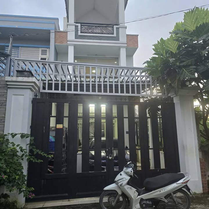 Nhà phố Tân Túc, Bình Chánh 125m² giá 3 tỷ - Pháp lý rõ ràng, đầy đủ tiện ích!