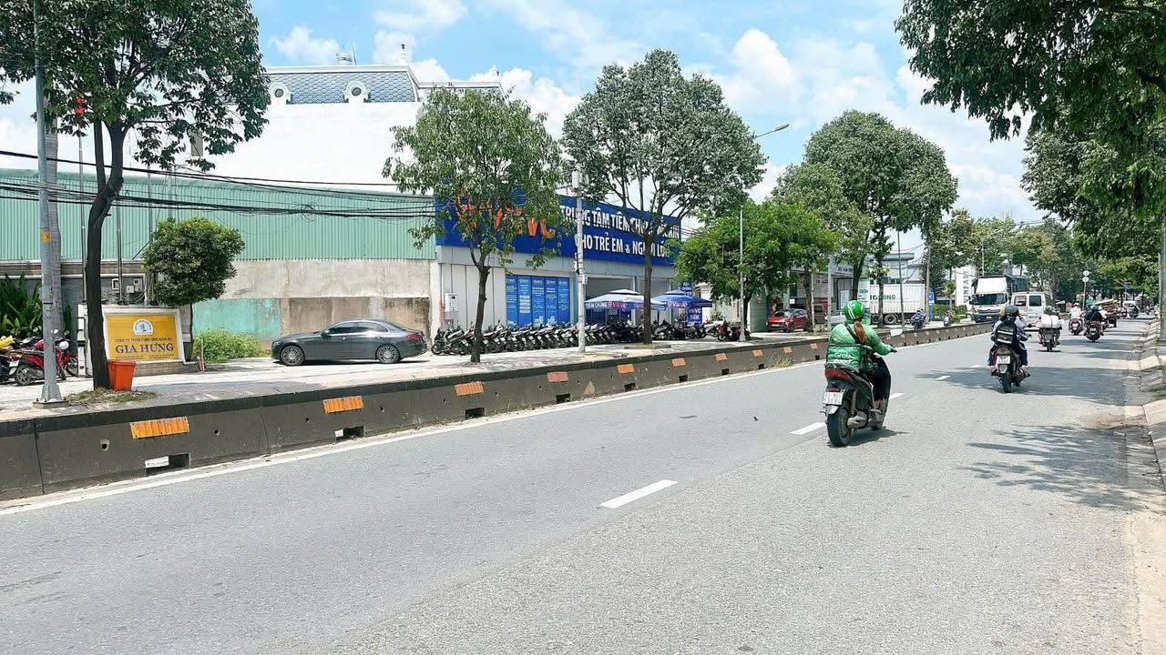 Bán Nhà Mặt Tiền Lê Thị Riêng, Quận 12 - Diện Tích 225m², Giá 22.98 Tỷ - Đầu Tư Sinh Lời Tốt!