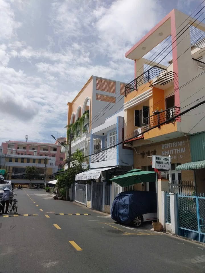 Nhà phố đường Hoàng Văn Thụ, Long Xuyên, 67.6m² giá 4 tỷ - Sổ hồng chính chủ, thương lượng nhẹ!