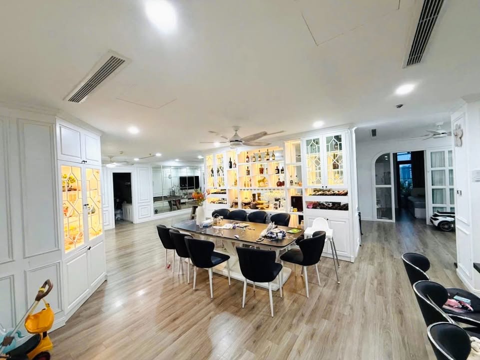 Căn hộ Vinhomes Royal City 242m² giá 34 tỷ - Full nội thất sang trọng!