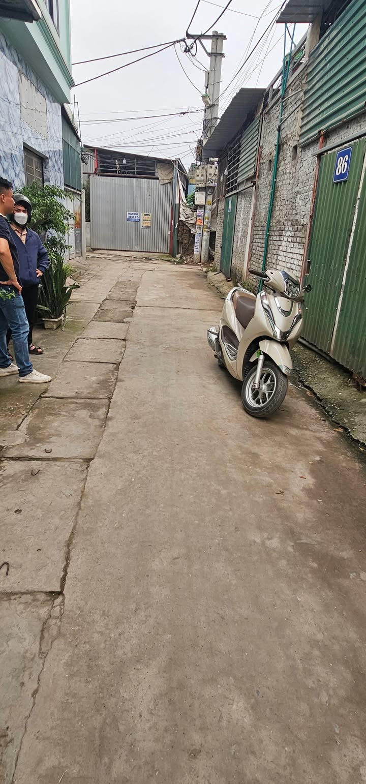 Bán đất Hữu Hòa 34m² giá 4 tỷ - Sổ đỏ chính chủ, nhà C4 ở ngay!