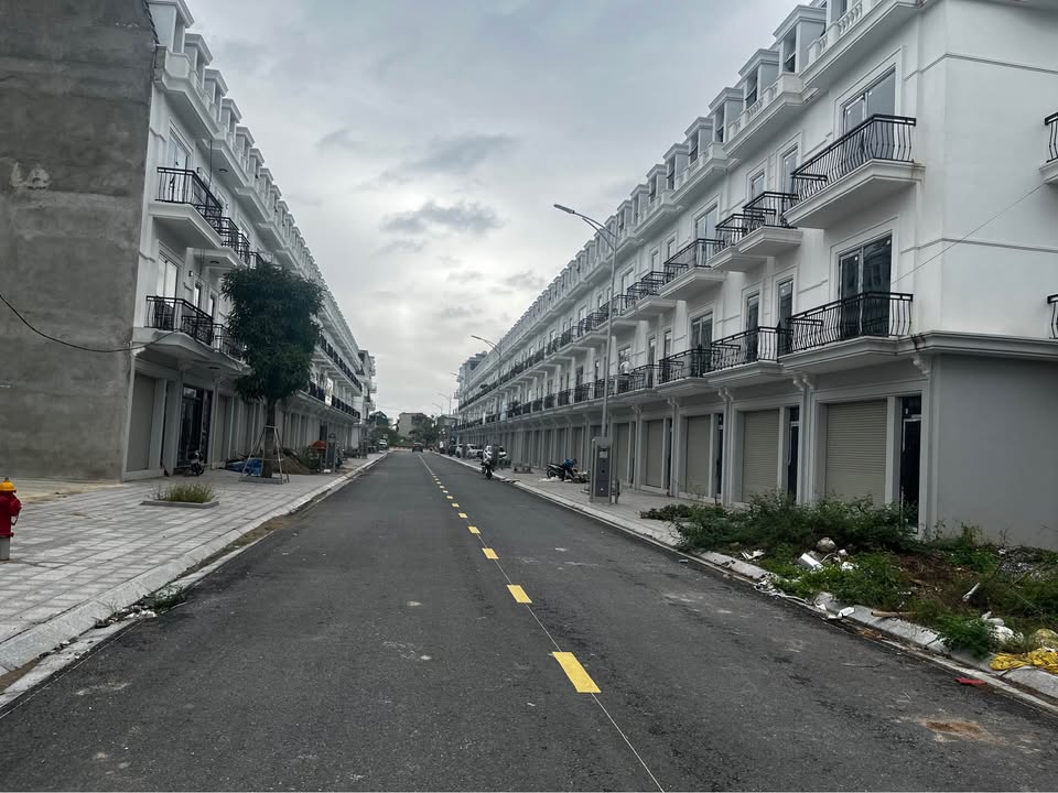 Bán nhà liền kề mặt tiền Hồ Sen, Thanh Hóa - Diện tích 180m², giá chỉ 12 tỷ!