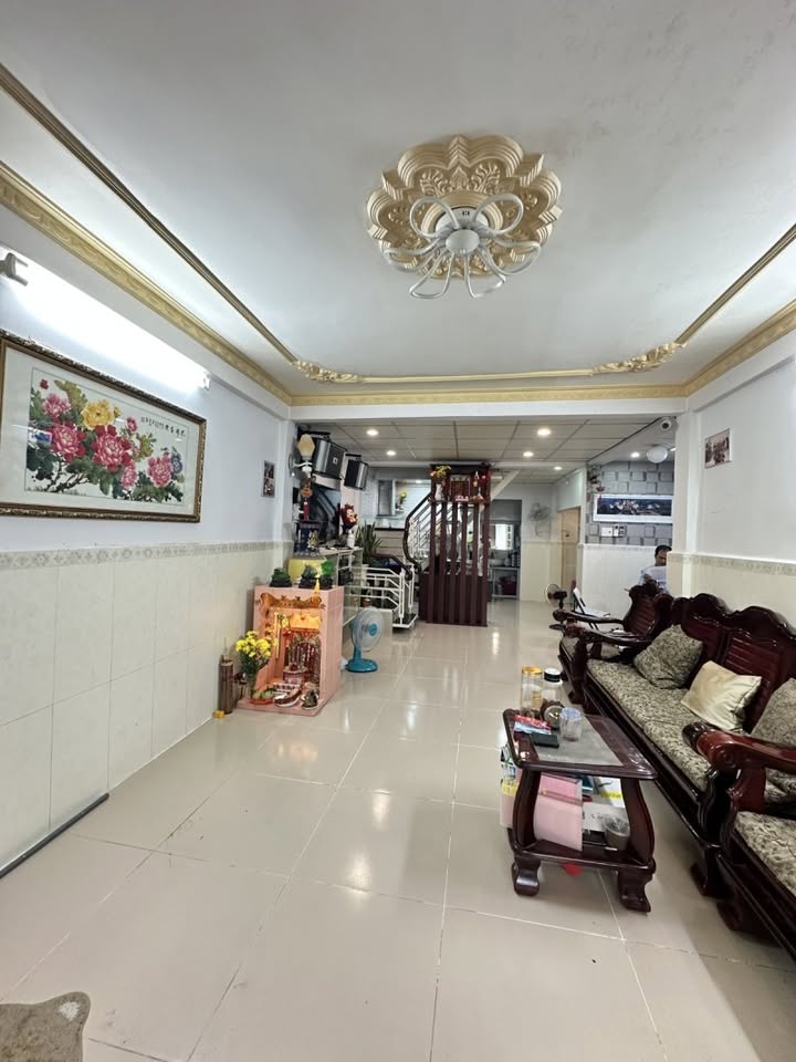 Nhà phố Lạc Long Quân 53m² giá 6 tỷ - Lô góc xe hơi vào tận nhà!