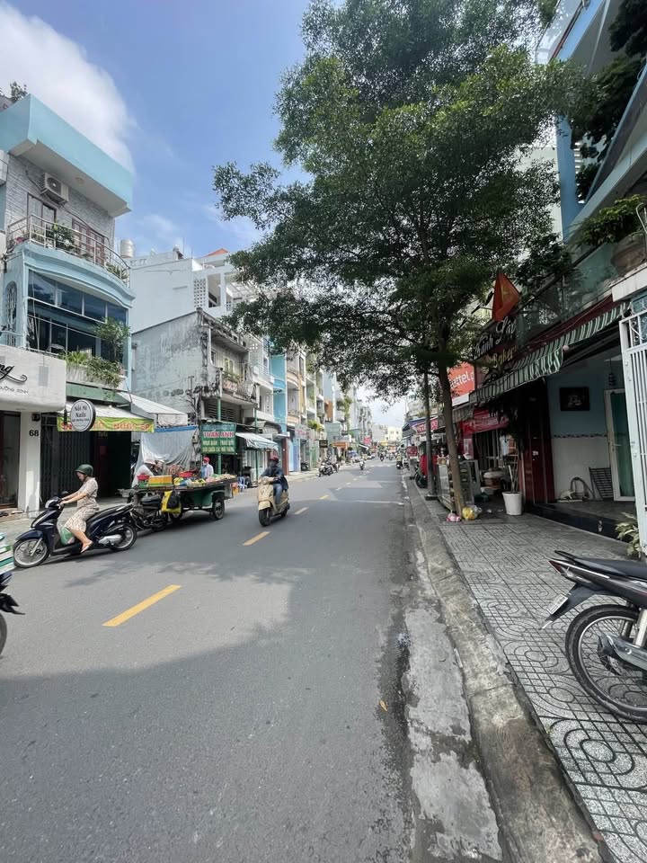 Nhà C4 Quận 10 40m² giá 5.85 tỷ - Tiện xây dựng mới ngay mặt tiền!