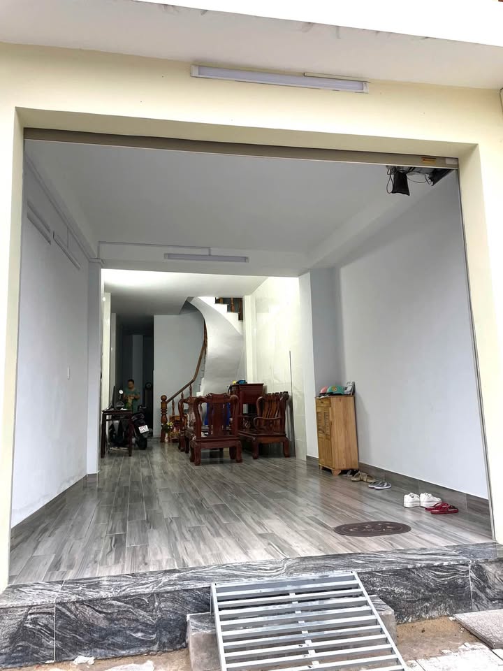 Nhà cho thuê mặt tiền Cách Mạng Tháng 8, Lái Thiêu 2PN giá 10 triệu - Full nội thất, sẵn sàng vào ở!