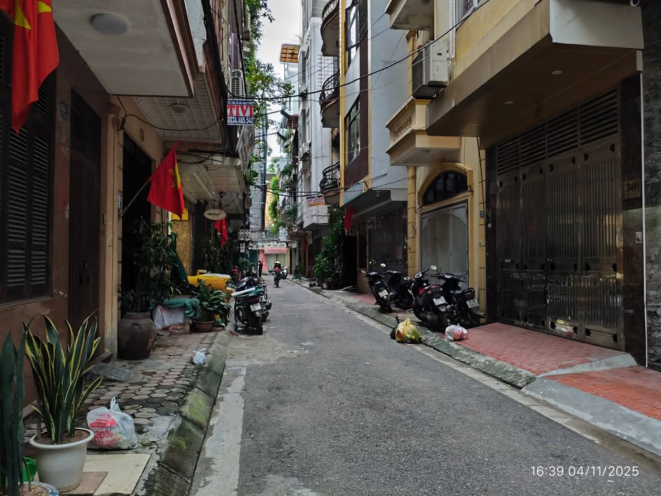 Nhà phố Hoàng Quốc Việt 60m² giá 35.2 tỷ - Vị trí đắc địa, ô tô vào tận nhà!