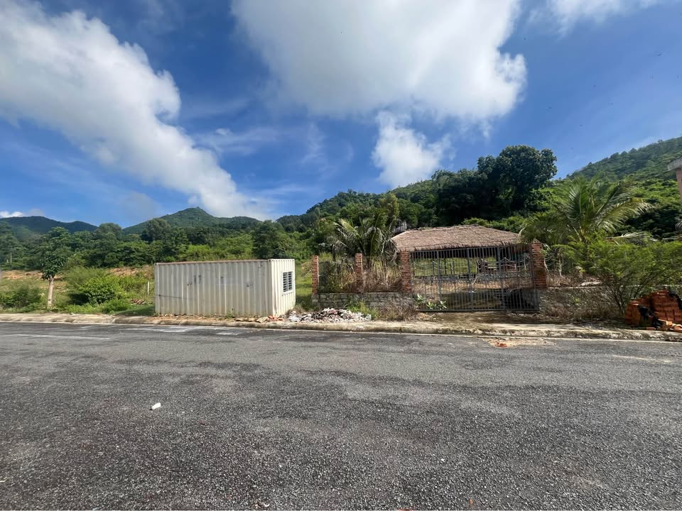 Đất biệt thự mặt tiền Triệu Quang Phục - Nha Trang 300m² giá 15.3 tỷ - Lưng tựa núi, mặt hướng biển!