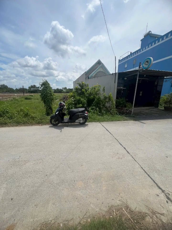 Nhà mặt tiền xã Tân Bửu, huyện Bến Lức, 144m² giá 2.2 tỷ - Kinh doanh thuận lợi!