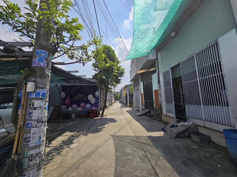 Đất nền đường Thạnh Lộc 37, quận 12, 76m² giá 3.6 tỷ - Hẻm xe hơi thuận tiện!