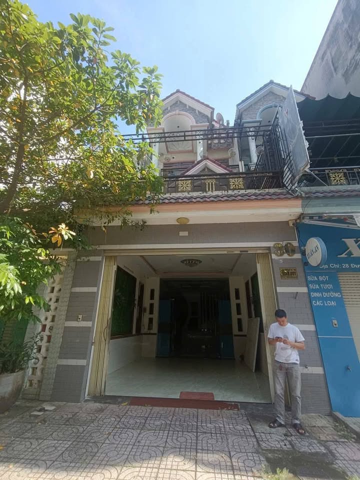 Nhà phố Dĩ An 120m² giá 9.5 tỷ - Sẵn sàng vào ở ngay!