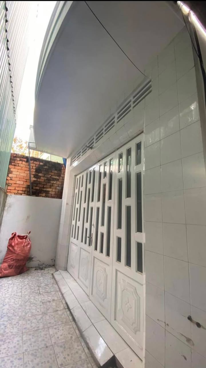 Nhà phố Mỹ Phước, Long Xuyên 75m² giá 1.55 tỷ - Hướng Đông Nam mát mẻ!