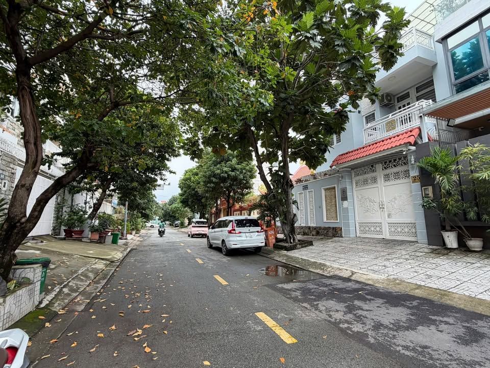 Nhà phố An Phú Quận 2 200m² giá 50 tỷ - Thiết kế hiện đại, vị trí đắc địa!