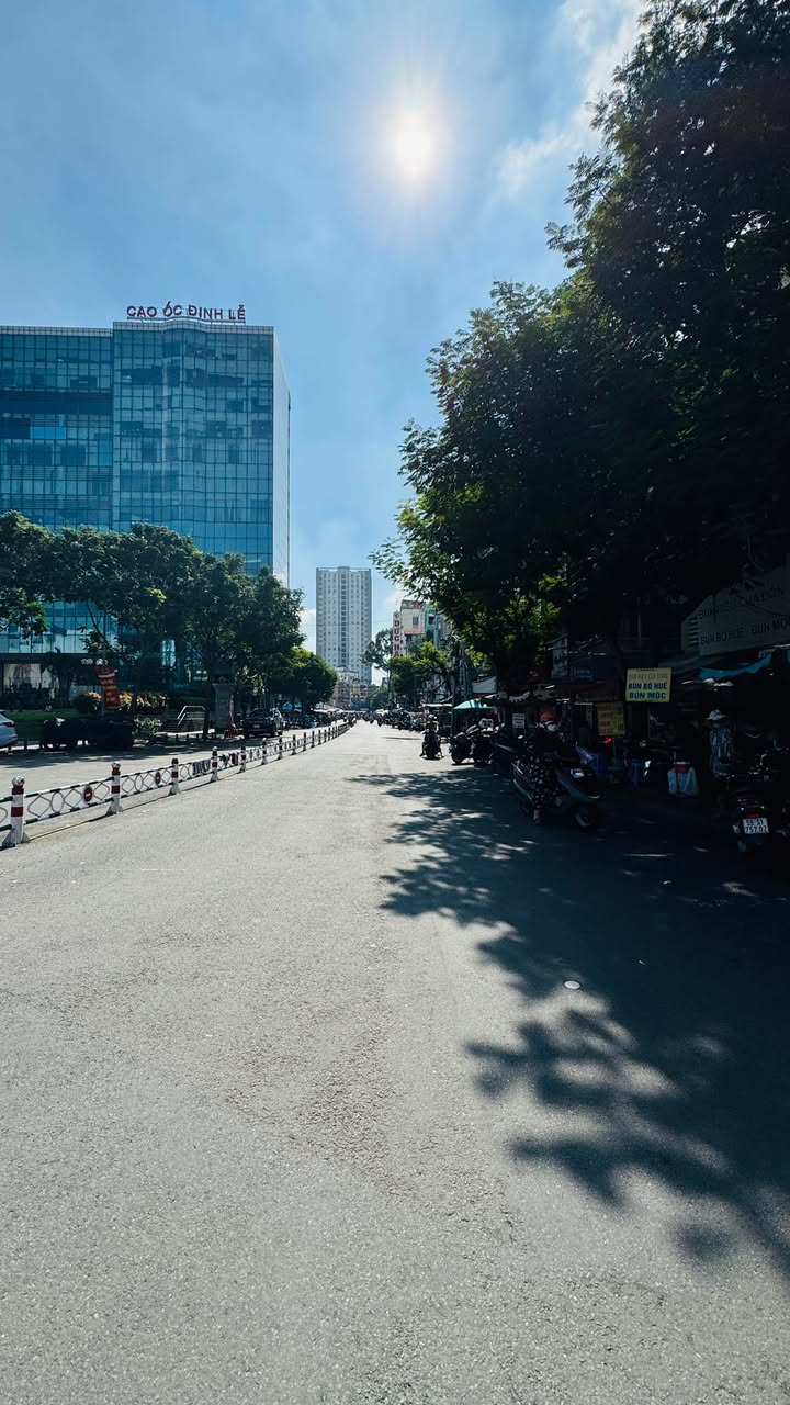 Nhà mặt tiền Lê Quốc Hưng, Quận 4, 25m² giá 13.9 tỷ - Vị trí kinh doanh sầm uất!