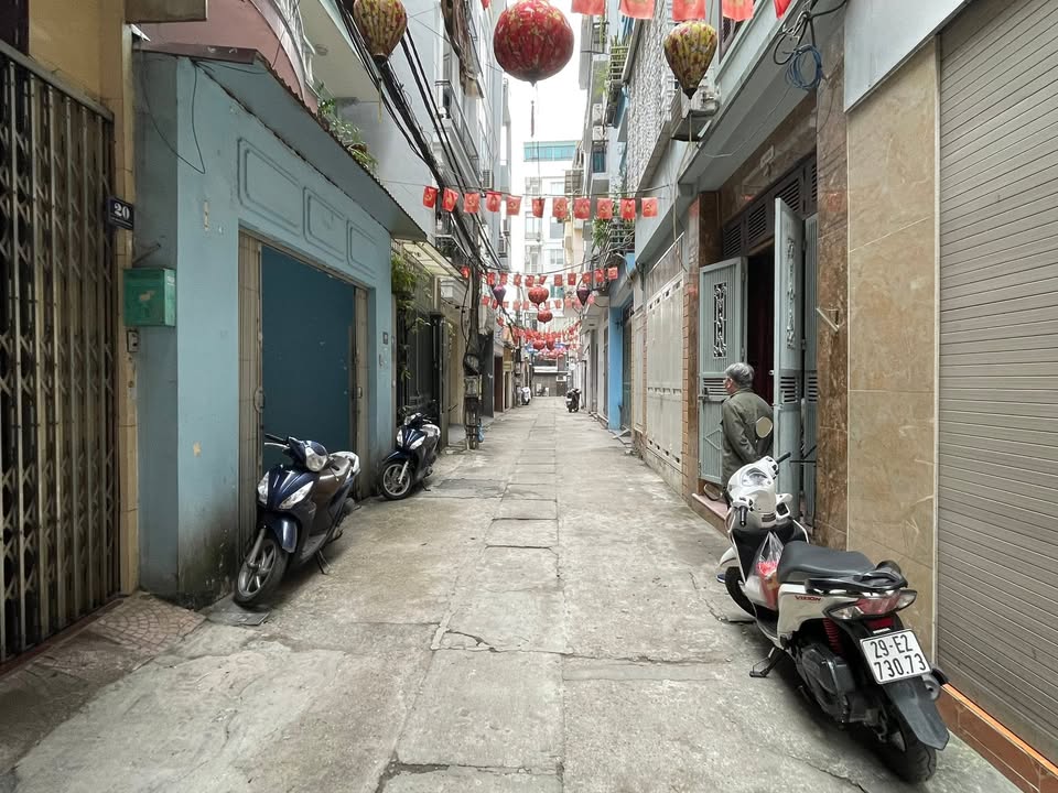 Nhà 3 tầng cho thuê tại Ngõ 141 Nguyễn Khang 75m² - Phù hợp làm văn phòng và ở ngay!