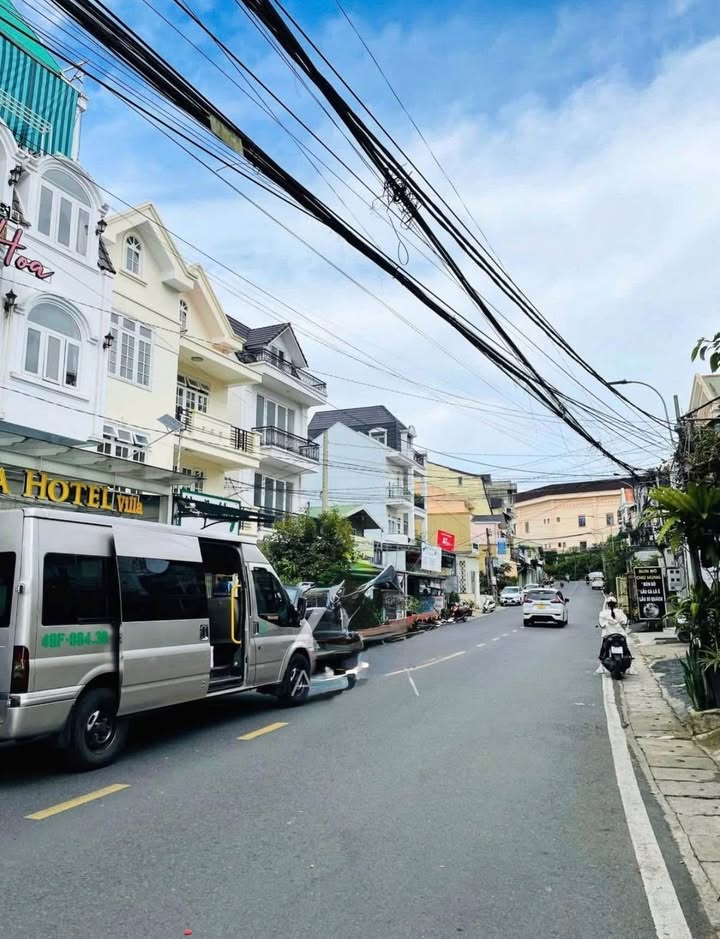 Khách sạn 2 sao mặt tiền Lê Thánh Tôn, Đà Lạt 146m² giá 25 tỷ - Đầu tư sinh lời ngay!