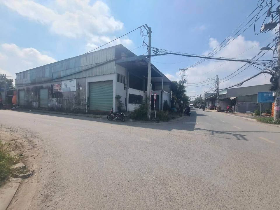 Cho thuê xưởng mặt tiền Thạnh Xuân 14, Quận 12, 350m² - Đường rộng, xe container ra vào thoải mái!