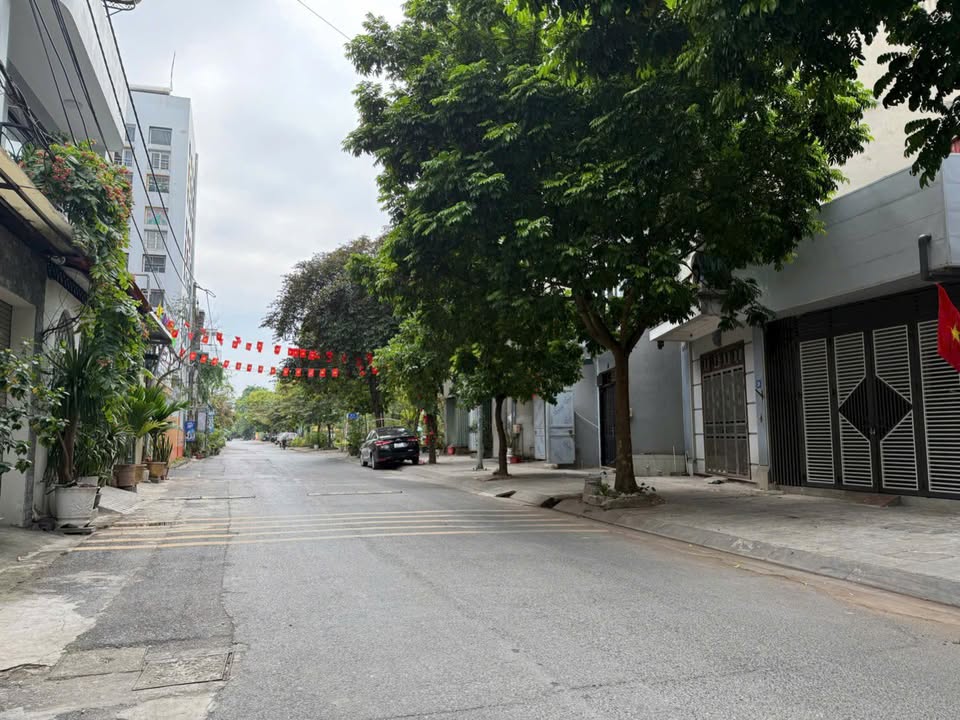 Lô đất đẹp tại phường Việt Hưng, Long Biên, 51m² giá 12.3 tỷ - Thích hợp đầu tư!