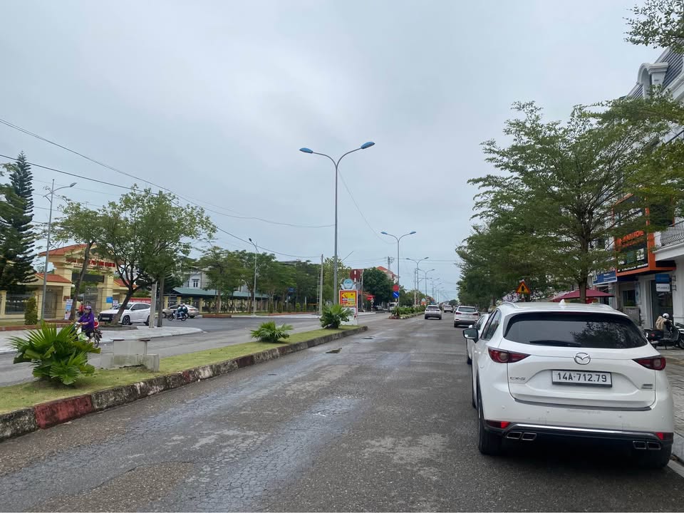 Nhà 3 tầng 1 tum tại Quảng Hà 340m² giá 3 tỷ - Đối diện trường cấp 3, cơ hội đầu tư tuyệt vời!