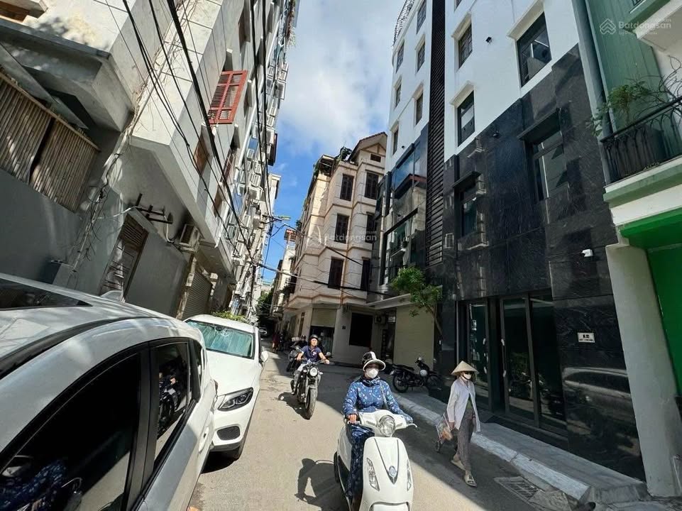 Cho thuê văn phòng tòa nhà Nguyễn Khánh Toàn, Cầu Giấy 240m² - Phù hợp nhiều mô hình kinh doanh!