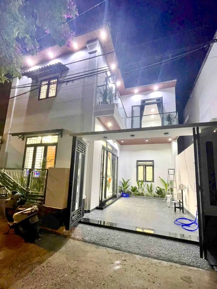 Bán Biệt Thự Mini Mặt Tiền Nhựa Lớn, Hóc Môn 92m² giá 6.4 tỷ - Thiết kế hiện đại, không gian mở!