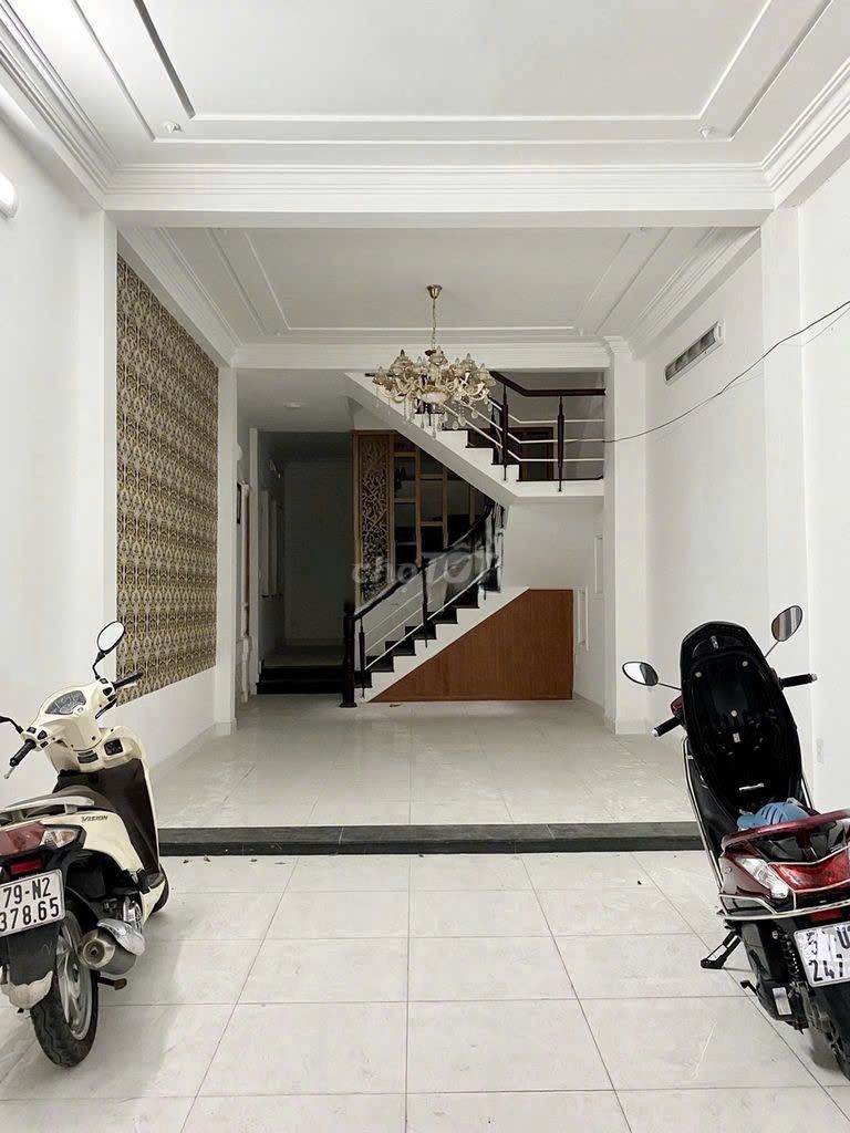 Nhà phố Lê Văn Sỹ, Quận 3 - 4.3x7.4m, giá chỉ 6.8 tỷ - Sẵn sàng vào ở!