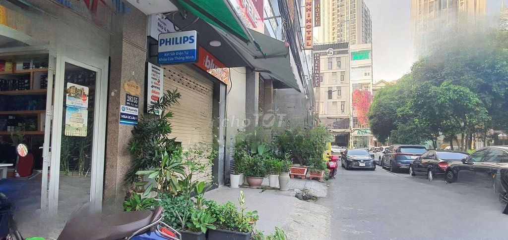 Mặt Bằng Siêu Rẻ Đường Cách Mạng Tháng 8 Quận 10 Gần Vòng Xoay Dân Chủ - Chỉ 12 triệu/tháng!