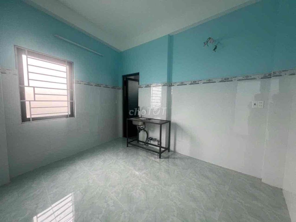 Phòng trọ cửa sổ trời 18m² giá 3.2 triệu - Gần KCX Tân Thuận, giờ giấc tự do!
