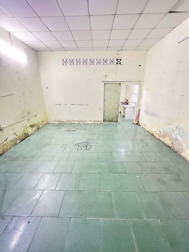 Nhà cho thuê mặt tiền đường Chiến Lược, Bình Tân 50m² giá 5.5 triệu - Thích hợp cho gia đình!