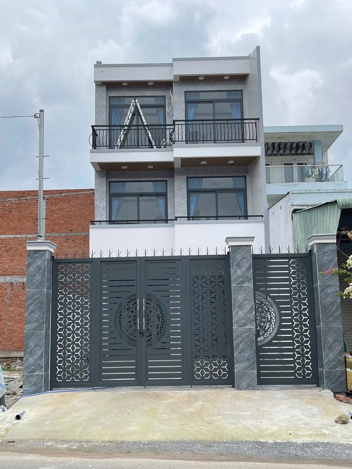 Nhà phố Định Hòa Thủ Dầu Một 60m² giá 4.1 tỷ - Vị trí đắc địa đối diện trường cấp 2!