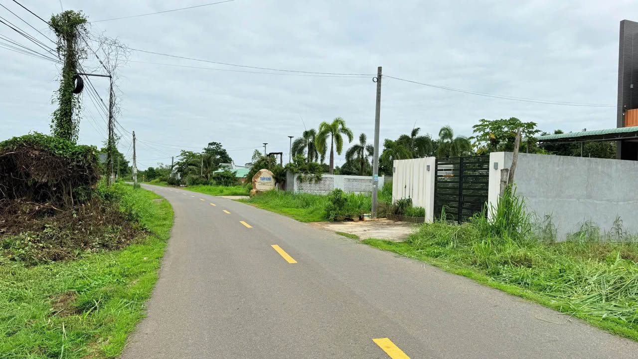 Đất nền 1000m² mặt tiền đường Nguyễn Huệ, Đất Đỏ - Giá chỉ 2,5 tỷ - Cơ hội đầu tư tuyệt vời!