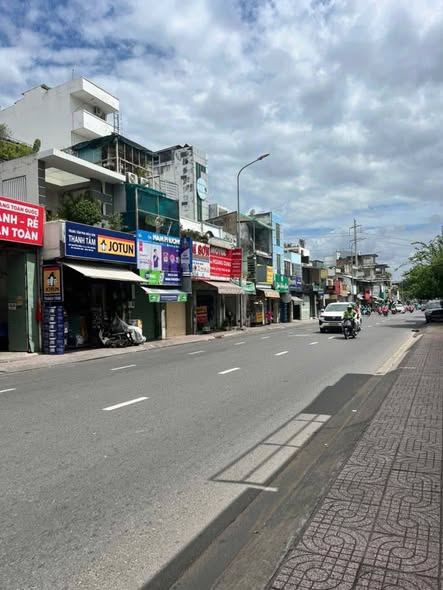 Nhà mặt tiền Nguyễn Kiệm, Phú Nhuận 134m² giá 23 tỷ - Vị trí kinh doanh đắc địa!