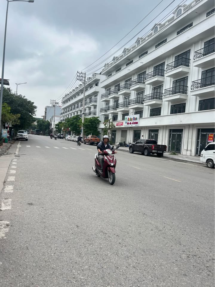 Nhà phố Hạ Long 69m² giá 2.7 tỷ - Bán gấp chính chủ, ô tô vào thoải mái!