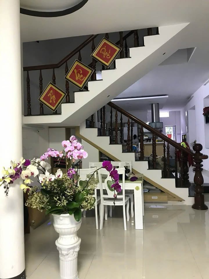 Nhà 3 tầng mặt tiền đường Nguyễn Dữ, Khuê Trung, Đà Nẵng, 97m² giá 7.9 tỷ - Cơ hội đầu tư tuyệt vời!