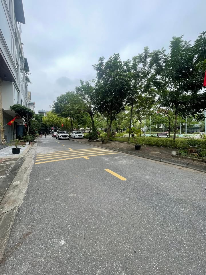 Đất nền 90m² tại phường Việt Hưng, Long Biên - Đường vỉa hè ô tô tránh dễ dàng!