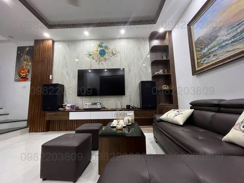 Nhà 4 tầng Thôn Chúc Đồng 32.6m² giá 3 tỷ - Nội thất cao cấp, sẵn sàng ở ngay!