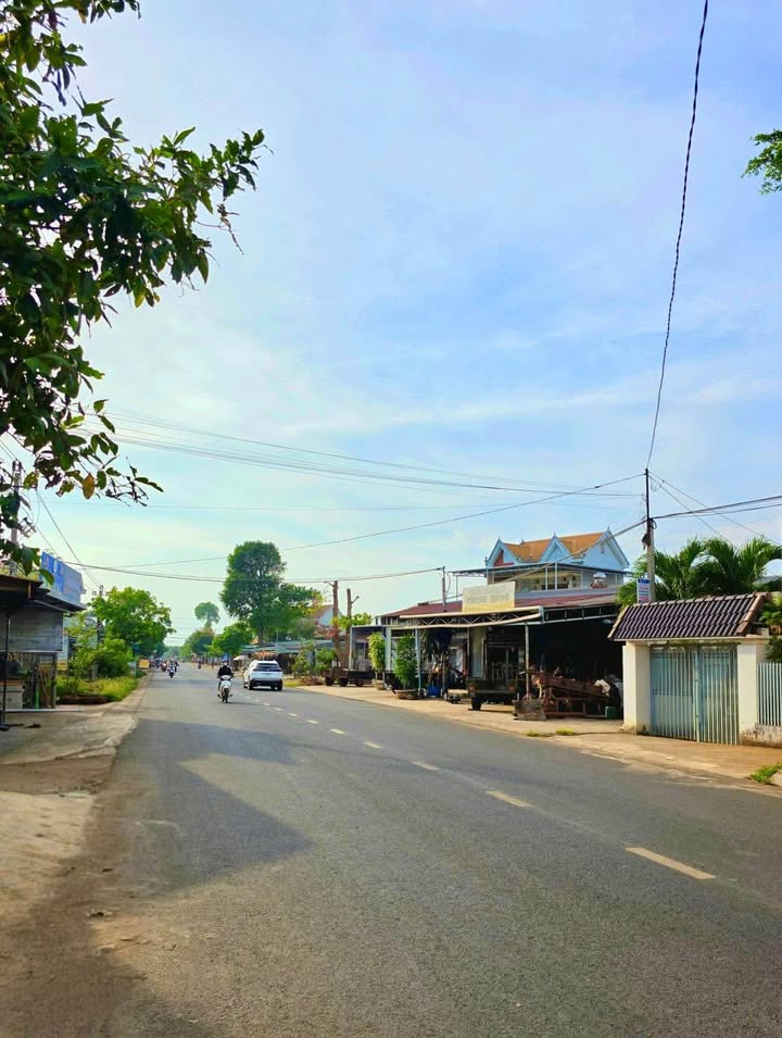 Mặt tiền đường Y Wang, phường Ea Kao, 300m² giá chỉ 2.5 tỷ - Tiềm năng kinh doanh lớn!