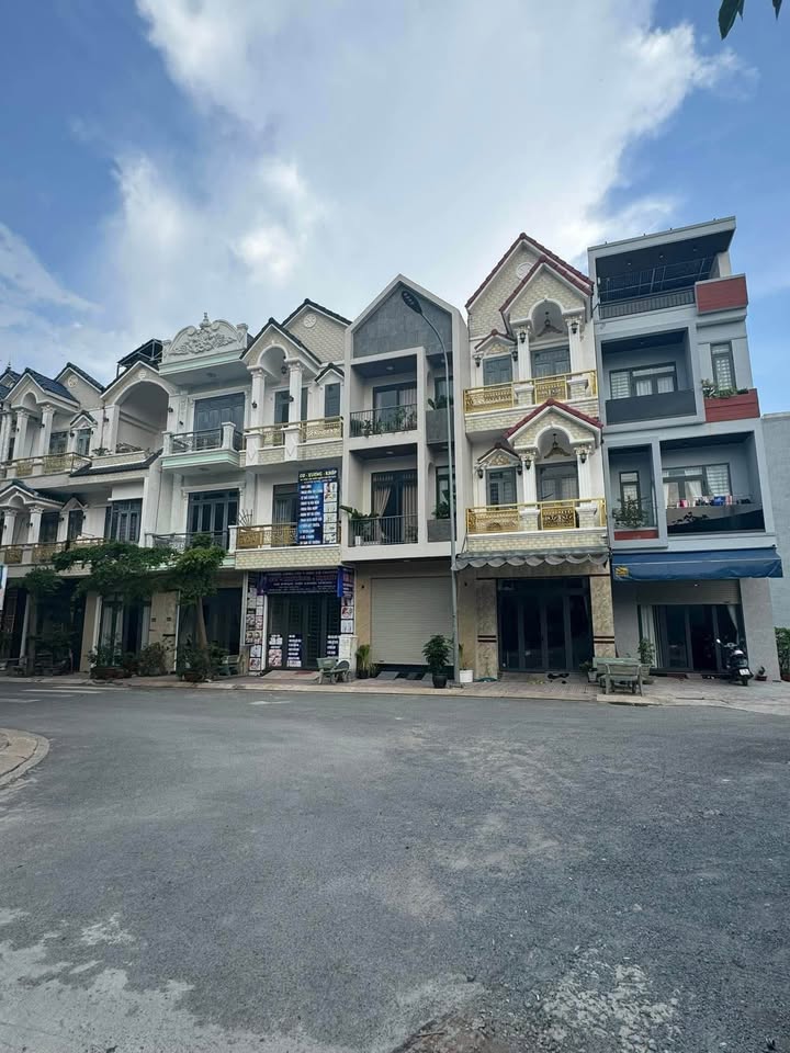 Nhà 1 trệt 2 lầu tại KDC Phú Hồng Thịnh 70m² giá 4.2 tỷ - Thiết kế hiện đại, không gian thoáng đãng!