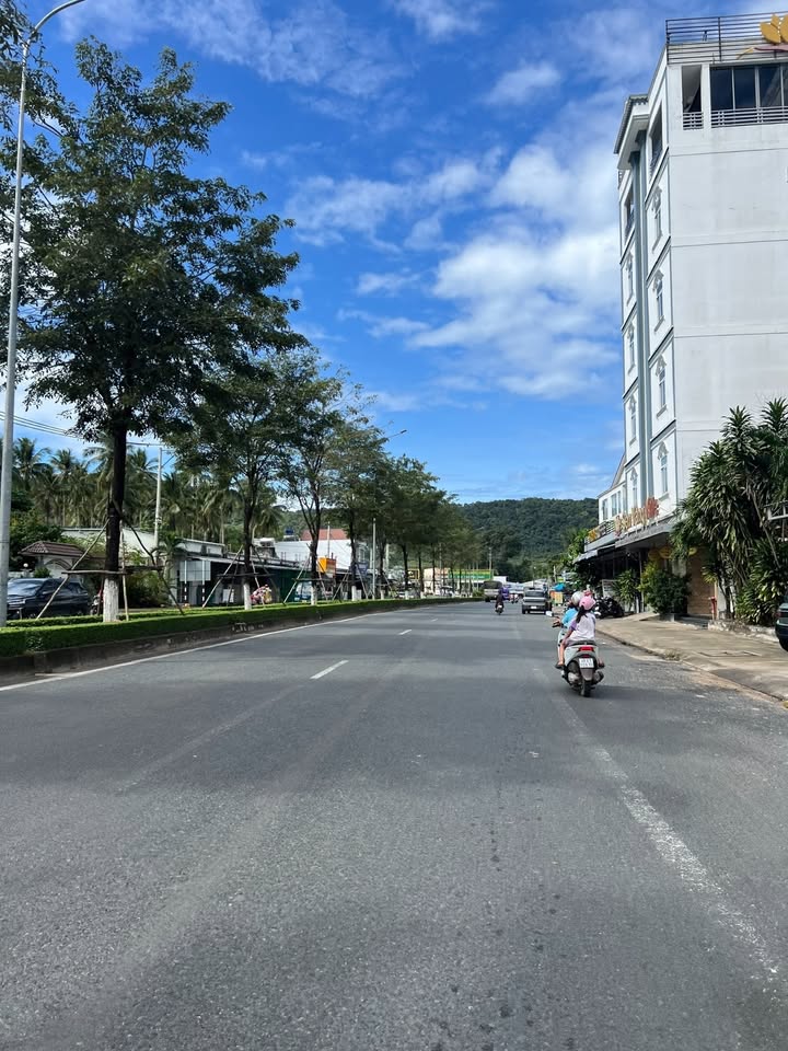 Đất nền 2 mặt tiền đường 3/2, Phú Quốc 200m² giá chỉ 2 tỷ - Cơ hội đầu tư tuyệt vời!