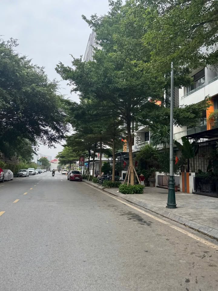 Nhà mặt phố Đức Giang, Long Biên, 120m² giá 26 tỷ - Giao thông thuận lợi!