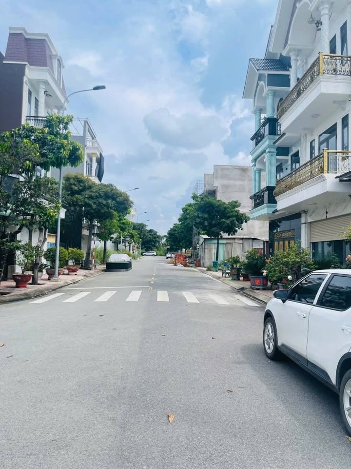 Nhà phố Tân Đông Hiệp Dĩ An 83m² giá 4.5 tỷ - Sổ hồng riêng, thương lượng nhẹ!