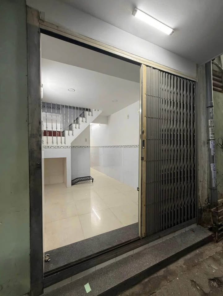 Nhà 2 tầng đường Hoàng Văn Thụ, Nha Trang 19.7m² giá chỉ 1.75 tỷ - Vị trí vàng gần biển!