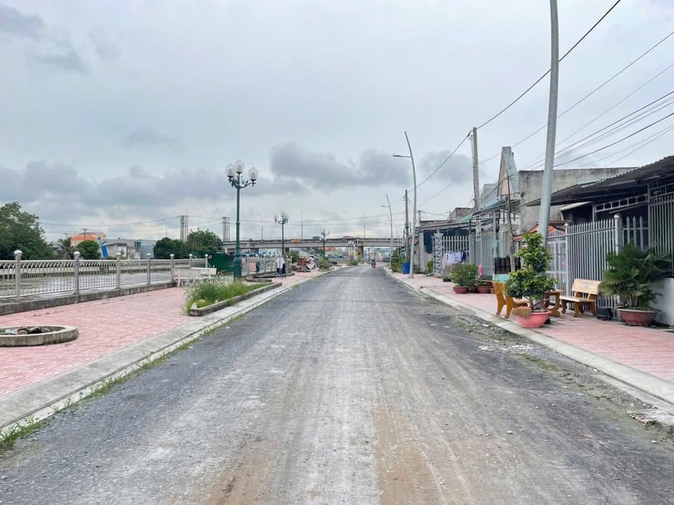 Nhà mặt tiền Bờ Kè An Thạnh, Bến Lức, 141m² giá 3.3 tỷ - Kinh doanh thuận lợi!