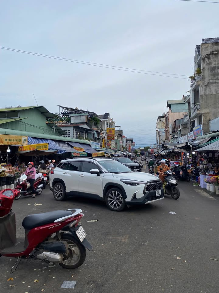 Nhà bán ngay cổng chợ Đồng Xoài 300m² giá 11.9 tỷ - Đầu tư sinh lời cao!