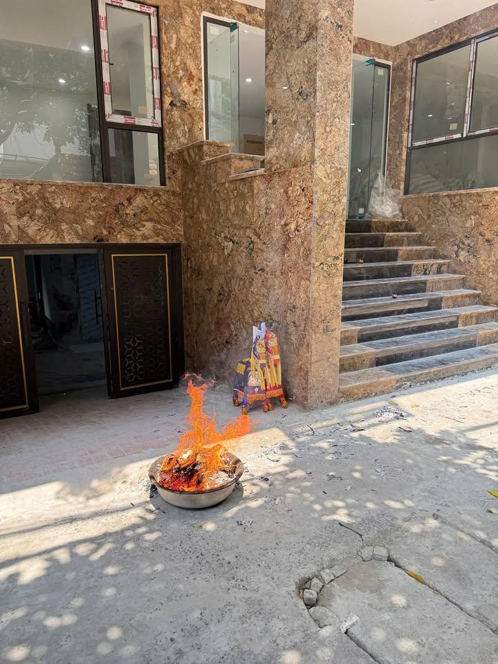 Sàn Văn Phòng 85m² tại 197 Lạc Long Quân - Ô tô tận cửa, vị trí đắc địa!