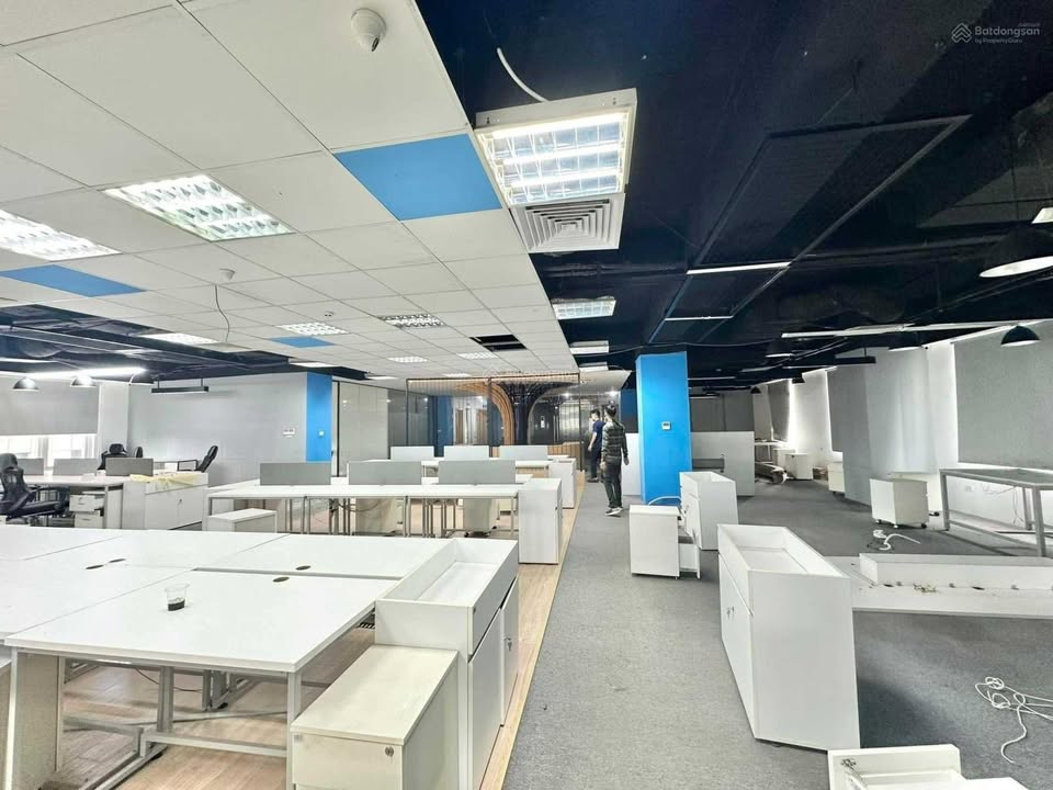 Cho thuê văn phòng Center Point 219 Trung Kính 200m² - Giá thuê hấp dẫn chỉ 62 triệu/tháng!