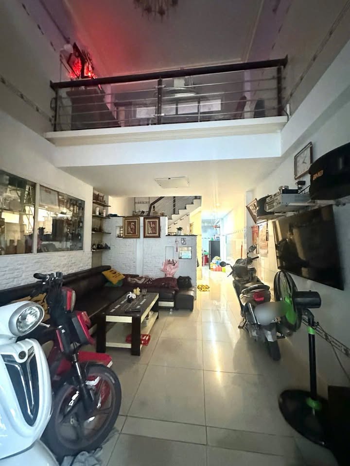 Nhà 3 tầng Dĩ An 160m² giá 5.5 tỷ - Đầu tư sinh lời tuyệt vời!